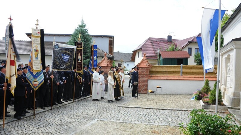 Die Fahnenabordnungen der KSK und der weiteren teilnehmenden Vereine bei der Feier vor dem Kriegerdenkmal.