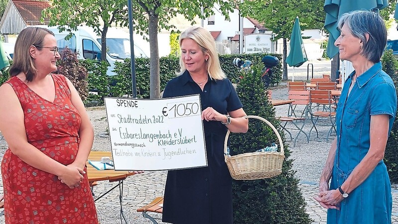 Spende für den Verein "Essbares Langenbach": Verena Juranowitsch, Bürgermeisterin Susanne Hoyer und Ursula Wadenstorfer (v. l.) freuten sich über das ansprechende Ergebnis, das die Teilhabe von Kindern und Jugendlichen verbessern helfen soll.