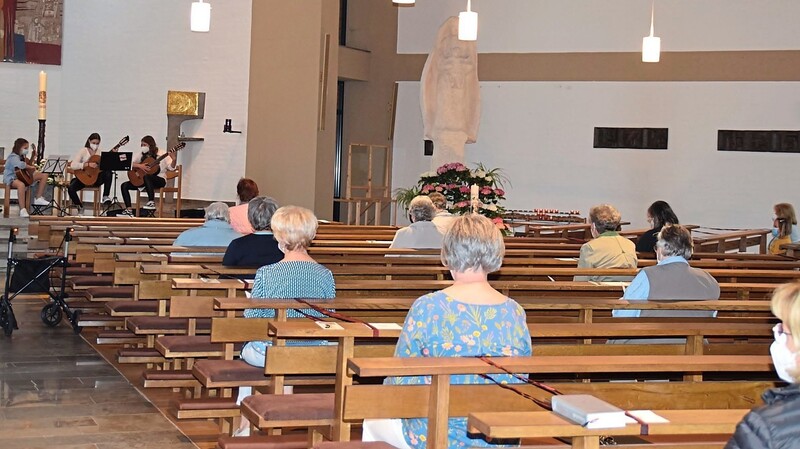 Alle Abstände und die weiteren Vorgaben wurden bei der Maiandacht des Frauenbundes St. Michael eingehalten.