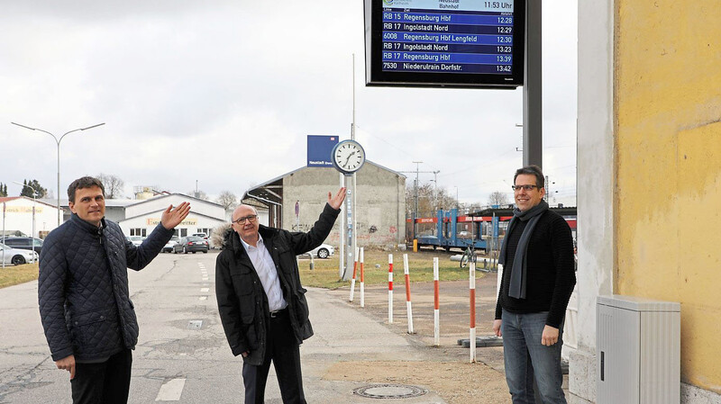 Bürgermeister Thomas Memmel, Landrat Neumeyer und Stefan Grüttner von der Stabsstelle Mobilität an der neuen DFI in Neustadt a. d. Donau.
