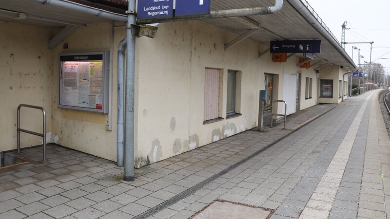 Wer in Moosburg aus dem Zug steigt, wird sofort von einem maroden Bahnhof begrüßt.