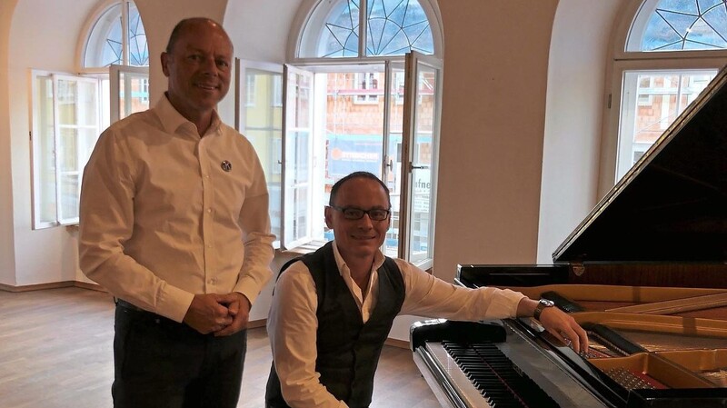 Kiwanis-Präsident Hans Aschenbrenner und Pianist Sven Ochsenbauer (r.) bei der Begrüßung im Alten Rathaus.