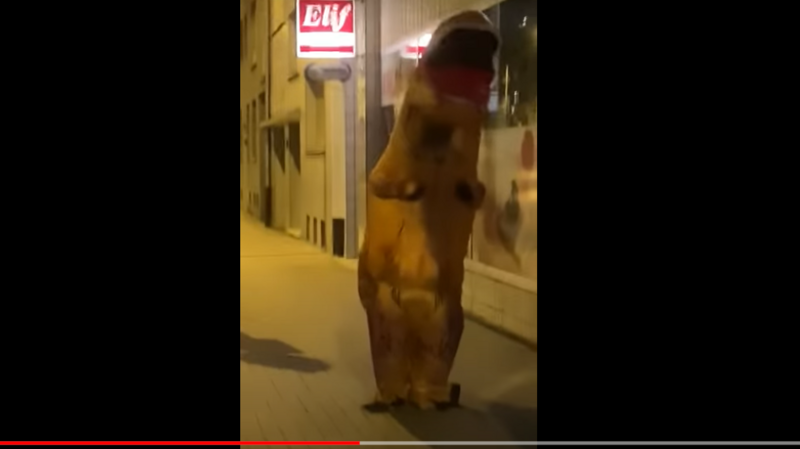 In diesem Dinosaurier-Kostüm drehte der Mann in Mülheim an der Ruhr nachts während der Ausgangssperre gemütlich seine Runde. Dabei wurde er von der Polizei gefilmt.