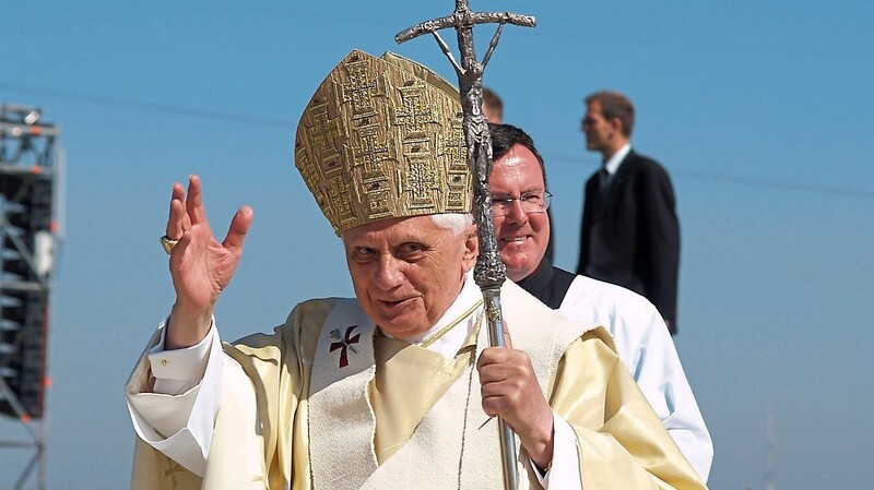 Seit Donnerstag ist die Papst-Doku "Verteidiger des Glaubens" im Kino zu sehen. Doch die Kritik fällt negativ aus.