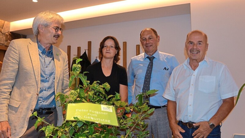 Peter Forstner (rechts) gehört zu den Pionieren des Bund Naturschutz im Landkreis Kelheim. Er feierte seinen 70. Geburtstag, zu dem ihm BN-Landesvorsitzender Richard Mergner, BN-Regionalreferentin Rita Rott und sein Nachfolger als BN-Kreisvorsitzender, Konrad Pöppel (v. l.), herzlich gratulierten.