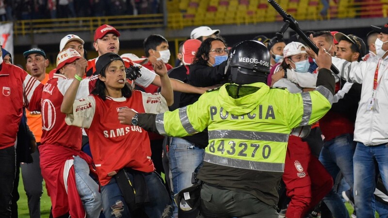 Anhänger von Independiente Santa Fe überfluteten das Spielfeld des Stadions Nemesio Camacho el Campin, nachdem Anhänger des Teams Atletico Nacional Santa Fe auf einer Tribüne gewaltsam angegriffen hatten, was zur Aussetzung des ersten Fußballspiels mit Fans in Bogota führte.