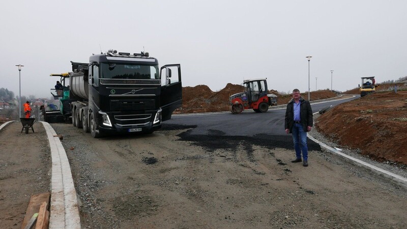 Noch vor dem Winter wird die Straße im neuen Baugebiet asphaltiert. Bürgermeister Heinz Niedermayer ist vor Ort.