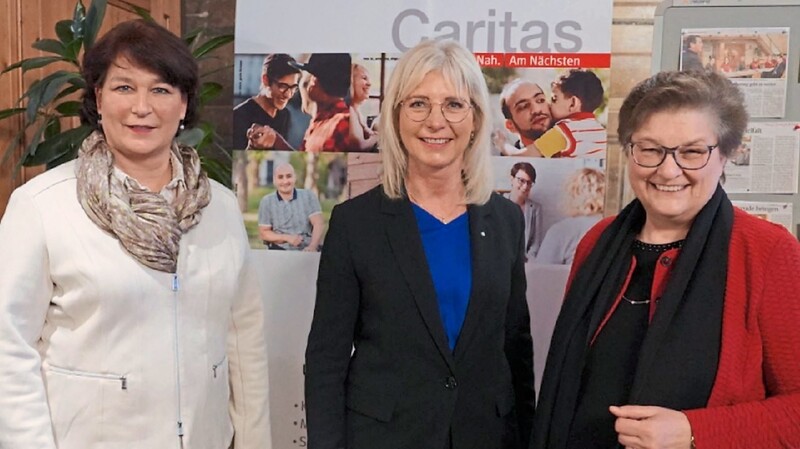 Sozialministerin Ulrike Scharf (M.) und Caritas-Vorständin Gabriele Stark-Angermeier (r.) feierten mit Kreisgeschäftsführerin Alexandra Myhsok das 75-jährige Bestehen der Caritas im Landkreis.