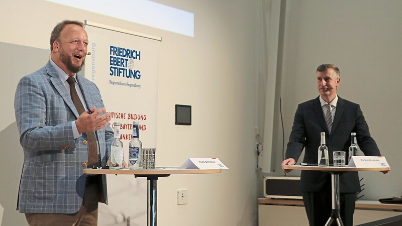 Knut Dethlefsen, der für eine Woche aus Amerika nach Deutschland gekommen ist, und Moderator Professor Dr. Markus Bresinsky von der OTH Regenburg.