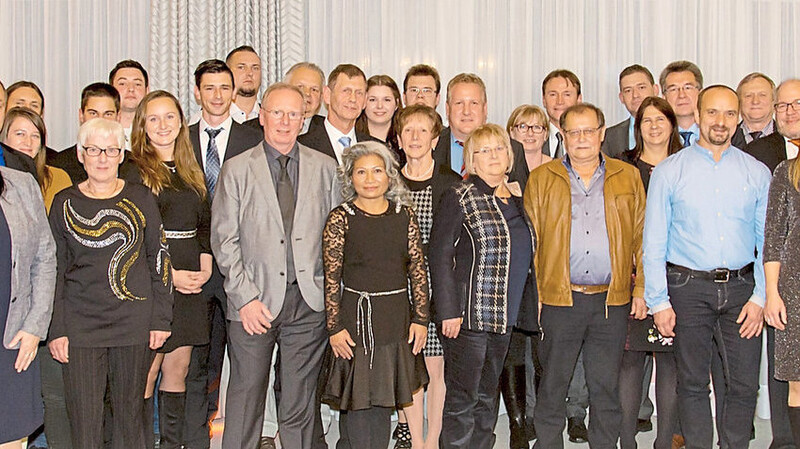 Insgesamt 29 Mitarbeiter der Bachner Elektro GmbH & Co. KG und deren Tochterunternehmen wurden für bis zu 40 Jahr Betriebszugehörigkeit geehrt. Auf dem Bild sind auch die Partner.