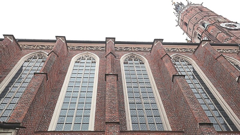 So wie das zweite Fenster von links sollen in knapp sechs Jahren auch die übrigen 28 Fenster der Martinskirche aussehen. Das Fenster auf der Nordseite wurde vor gut zwei Jahren als erstes "Musterfenster" exemplarisch saniert, um weitere Erkenntnisse zum Schadensumfang zu sammeln.