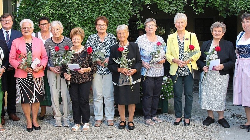 Eine Reihe von Frauen gehören dem Frauenbund seit 50 Jahren an.
