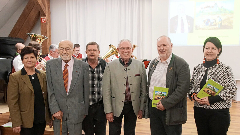 Autor Fritz Jörgl (2. von rechts) mit Unterstützern und Bürgermeistern. Zu sehen sind Brennbergs Bürgermeisterin Irmgard Sauerer, Hans Schreier, Walter Groß, Wörths Vize-Bürgermeister Gerhard Schmautz und Ulrike Riedel-Waas (von links).