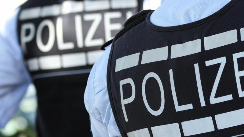 Ein Polizist wurde verletzt, als er zusammen mit Kollegen einen aggressiven Mann in Straubing in Gewahrsam nehmen wollte (Symbolbild).