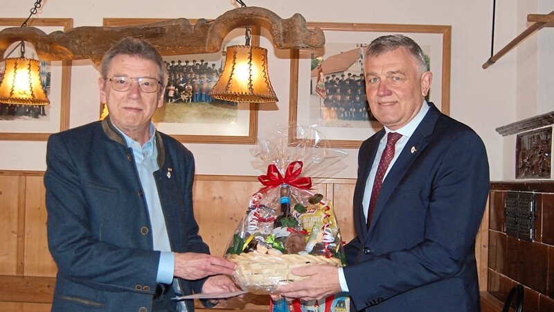 Die Glückwünsche des Stadtrats überbrachte Bürgermeister Josef Dollinger (r.) zum 75. Geburtstag von Martin Pschorr.