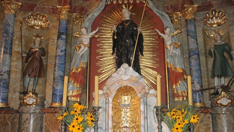 Der Hochaltar mit der Figur des heiligen Leonhard bildet das Zentrum der Kirche in Buchberg.