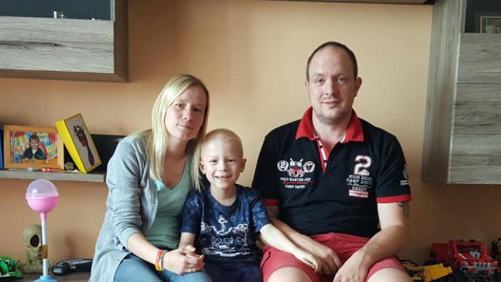 Die gute Nachricht haben sie am Donnerstagmittag erfahren: Lucas mit seinen Eltern Nicole und Stefan Schmaderer daheim in Waffenbrunn. (Foto: Privat)