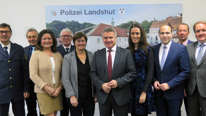Landrat Peter Dreier (Mitte) und die Mandatsträger auf Landes- und Bundesebene dankten den Polizisten um Inspektionsleiter Helmut Eibensteiner (links) für ihren Einsatz für die Bevölkerung der Region Landshut im Jahr 2018.