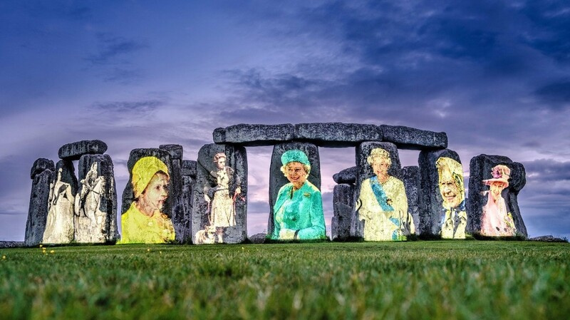 Anlässlich ihres Platin-Jubiläums werden Bilder von Königin Elizabeth II. auf Stonehenge in Wiltshire projiziert.