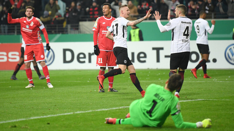 Die Frankfurter Ante Rebic (r.) und Marius Wolf jubeln nach dem Mainzer Eigentor zum 2:0 hinter dem Mainzer Torwart René Adler.