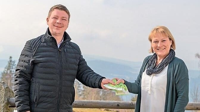 Für die Pfarrei: Anneliese Kraus übergibt die Geldspende an Pfarrer Alexander Kohl.