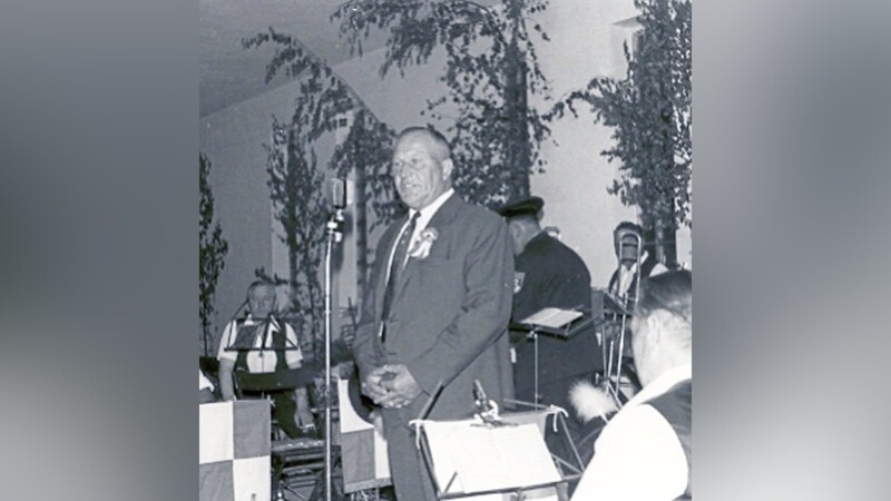 Josef Wallner (Bildmitte) war der erste frei gewählte Bürgermeister Schierlings nach dem Zweiten Weltkrieg, gleichzeitig Mitglied im ersten Deutschen Bundestag und später Landrat des Landkreises Mallersdorf.