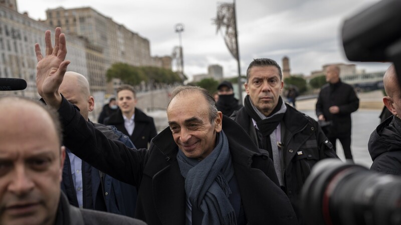 Der rechtsextreme Journalist Éric Zemmour (M.) will Präsident von Frankreich werden.