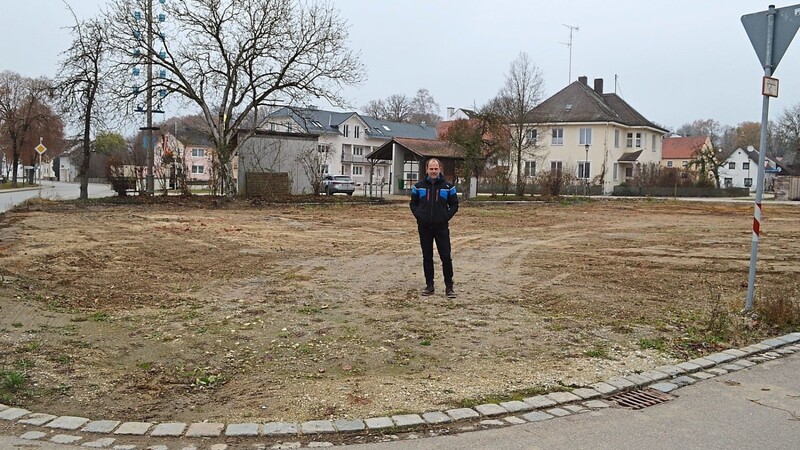Bürgermeister Leonhard Berger freut sich, dass jetzt die Gemeinde Pächter des Grundstücks in Aiglsbachs Mitte ist - für die nächsten 99 Jahre.