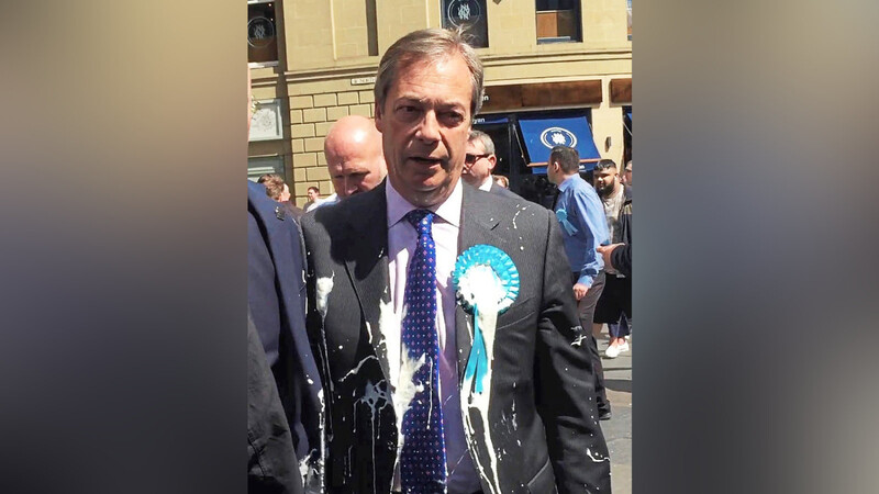 Nigel Farage wurde mit einem Milchshake übergossen.