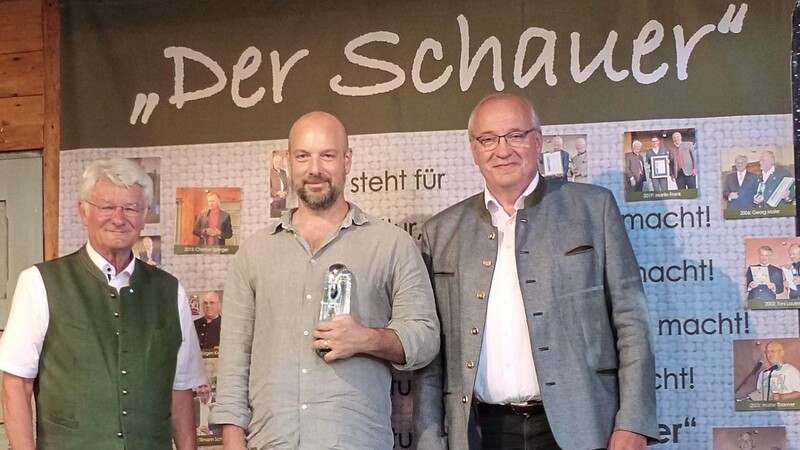Theo Zellner (links) als Jury-Sprecher und Landrat des Landkreises Cham Franz Löffler (rechts) als Pate des Kulturpreises zeichneten Stephan Zinner mit dem "Schauer 2022" aus.