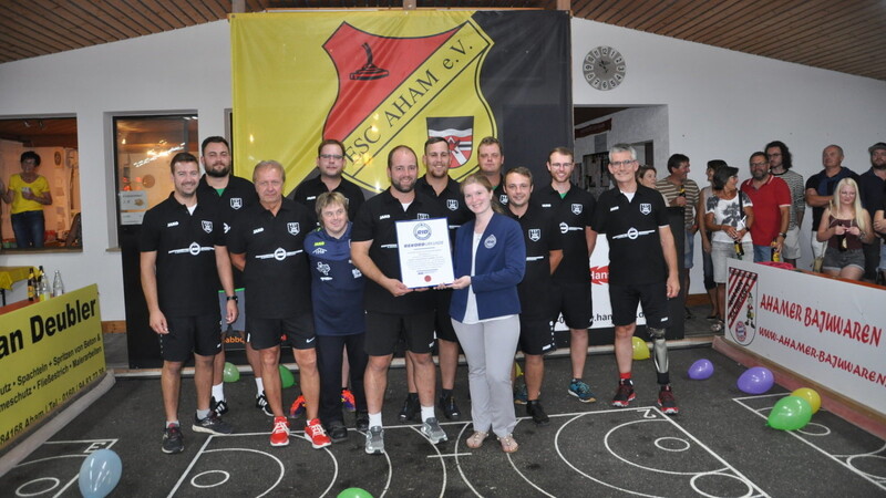 Laura Kuchenbecker vom Rekordinstitut für Deutschland (RID) überreichte dem erfolgreichen ESC-Team die Urkunde, die den Weltrekord im Langzeitstockschießen bestätigt.