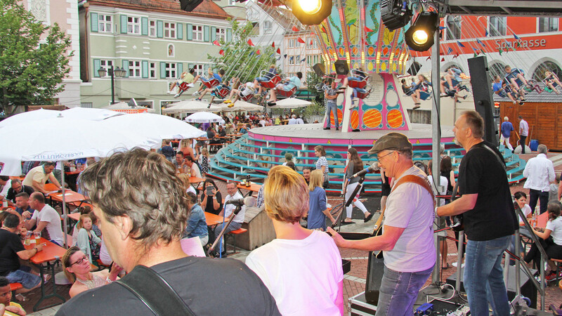 Die Band "Six Pack" und viele weitere Musikgruppen verwandelten die Innenstadt in ein riesiges Open-Air-Festivalgelände.