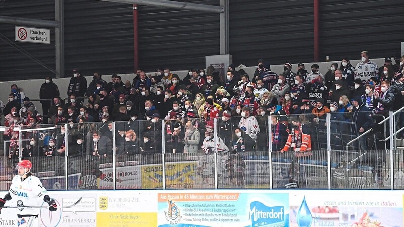 Beim Derby in Passau waren noch einige DSC-Anhänger live mit dabei. Wann sie das nächste Mal Eishockey schauen können, ist angesichts der Corona-Welle in der Oberliga Süd derzeit unklar.
