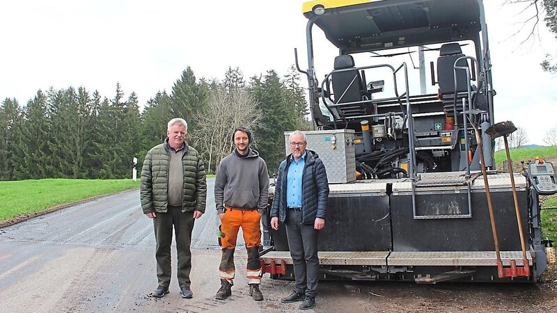Richard Muhr vom Bauamt (v.l.), Andreas Unger und zweiter Bürgermeister Hans Greil freuen sich über die Fortschritte.