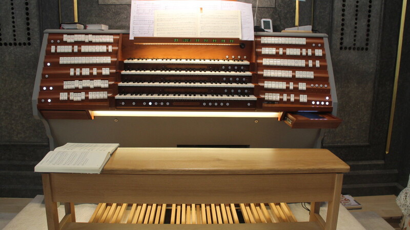 Der imposante Spieltisch der neuen Eule-Orgel in der Basilika St. Jakob.