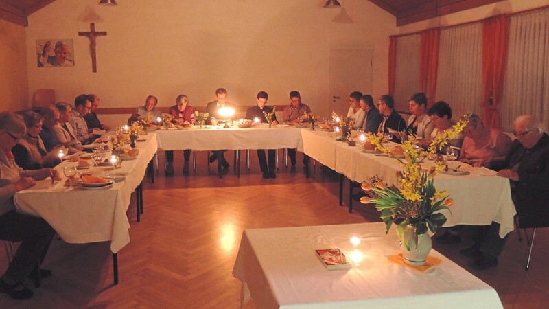 Bei Kerzenschein fand die besinnliche Paschamahlfeier im Kolpingsaal statt.