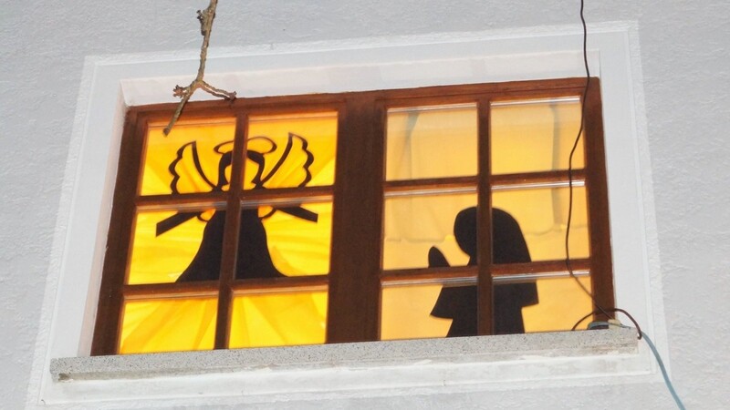 An den Adventsonntagen wird je ein Fenster im Pfarrhof gestaltet. Das erste zeigt Maria mit dem Engel.