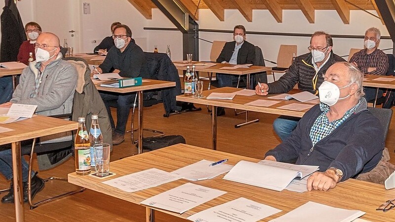 Coronabedingt trugen die Mitglieder bei der Sitzung des Werksausschusses der Gemeindlichen Werke Hengersberg FFP 2-Masken.