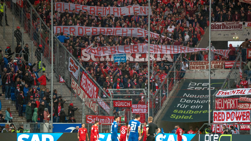 Schmähplakate im Bayern-Block gegen Hoffenheim-Mäzen Dietmar Hopp