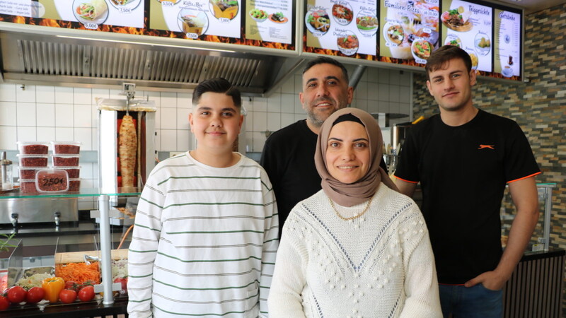 Gülcin und Engin Simsek zusammen mit ihrem Sohn Semih (l.) und ihrem Mitarbeiter Nawroz Marouf (r.)