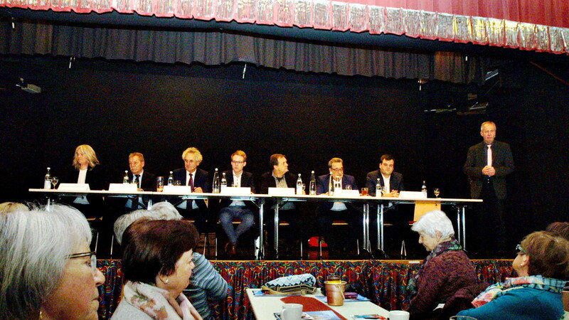 Die Landratskandidaten (von links): Birgit Mooser-Niefanger, Franz Scholz, Helmut Petz, Tobias Weiskopf, Robert Wäger, Herbert Bengler, Manuel Mück und Moderator Elmar Ziegler.