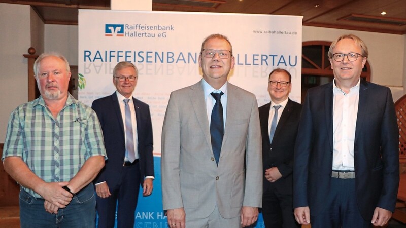 Johann Hutter, Erich Puls und Michael Linseisen (vorne v. l.) wurden als Aufsichtsräte der Raiffeisenbank Hallertau wiedergewählt; die beiden Vorstände Andreas Ehrmaier und Florian Mayer (hinten v. l.) gratulierten.