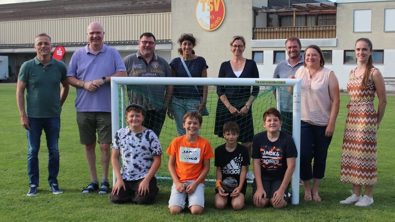 Die neue Vorstandschaft und Mitglieder der Handball-Abteilung mit Vertretern des Hauptvereins.