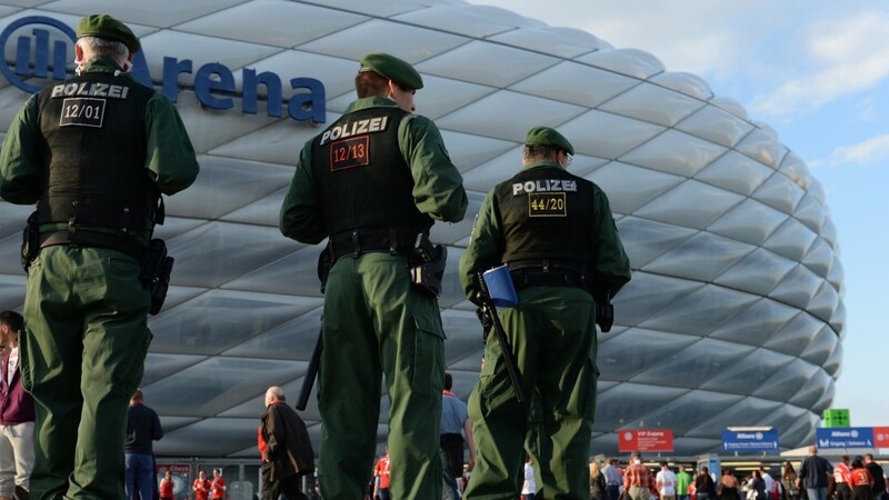 Polizisten vor der Münchner Fußball-Arena (Archivfoto): Nicht nur der Innenminister will weniger Einsatzstunden in und um Stadien.