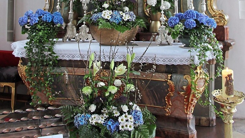 Der geschmückte Marienaltar in der Stadtpfarrkirche. Am Freitag kann hier wieder zusammen mit Gläubigen die erste Maiandacht gefeiert werden.