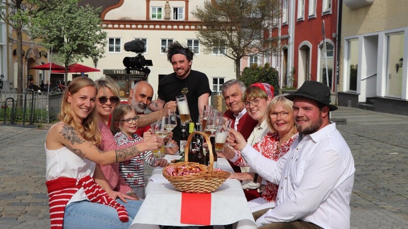 Acht Moosburger, darunter auch der Bürgermeister selbst, wurden am Freitag kurzerhand zu Schauspielern für einen Werbefilm, den Videoproduzent Roman Liebl (Mitte) aufgenommen hat und noch schneiden wird.