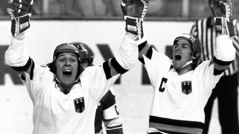 Eishockey-Legende Erich Kühnhackl (links) mit Kapitän Alois Schloder bei den Olympischen Spielen 1976 in Innsbruck.