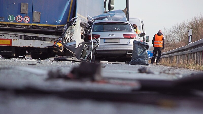 Die Autobahn in Fahrtrichtung Straubing war am Montagmittag ein Trümmerfeld. Ein xx-jähriger Autofahrer schwebt in Lebensgefahr.