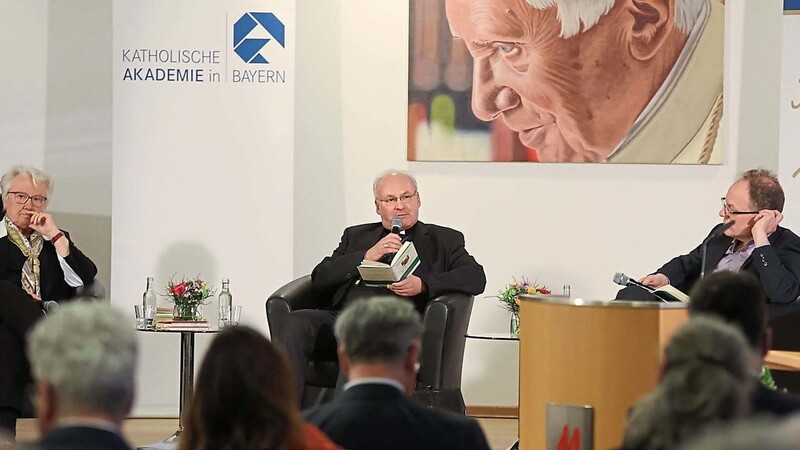 Offene Diskussionsrunde (v. l.): Annette Schavan, Bischof Rudolf Voderholzer und Jan-Heiner Tück setzten sich mit Lebensstationen des verstorbenen bayerischen Papstes auseinander.  Foto: Michael Bothner