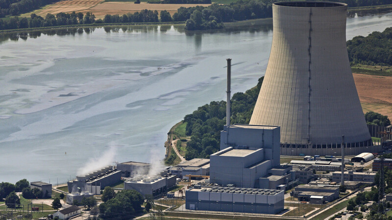 Das Kernkraftwerk Isar 1 wird gerade zurückgebaut, ab 2022 soll auch Isar 2 folgen. Bis dahin wird allerdings wohl kein Endlager für radioaktive Abfälle fertiggestellt sein. Die Betreiberfirma PreussenElektra möchte deswegen eine Bereitstellungshalle auf dem Kraftwerkgelände errichten.